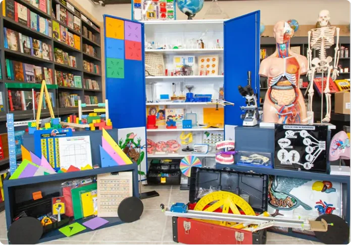 Laboratorio fijo con modelos anatómicos, microscopios y materiales de ciencias y matemática