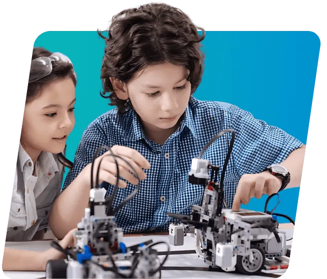 Estudiantes construyendo robots con kits de robótica educativa